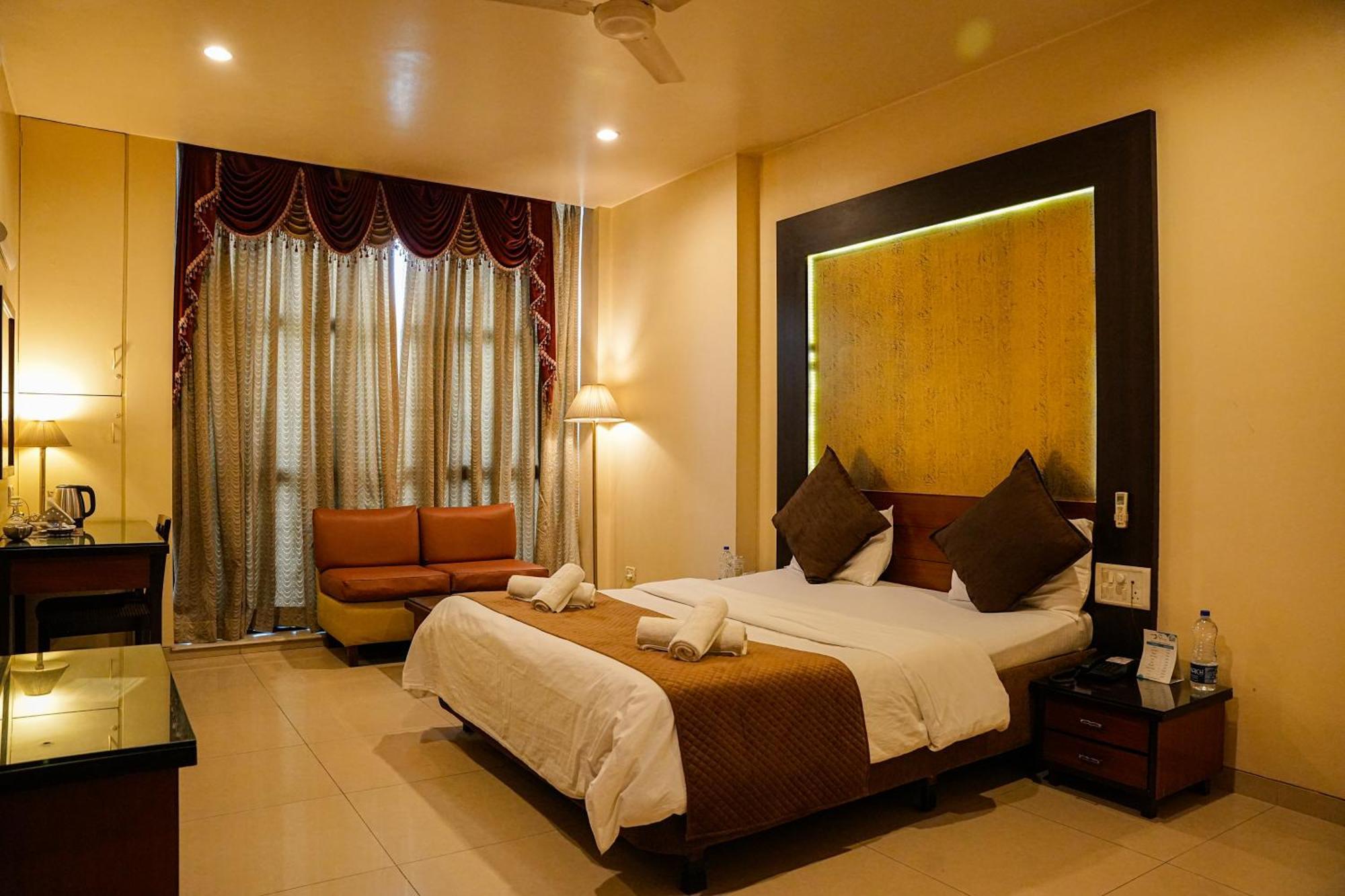 Hotel Viva Inn Yerandwane Exteriér fotografie