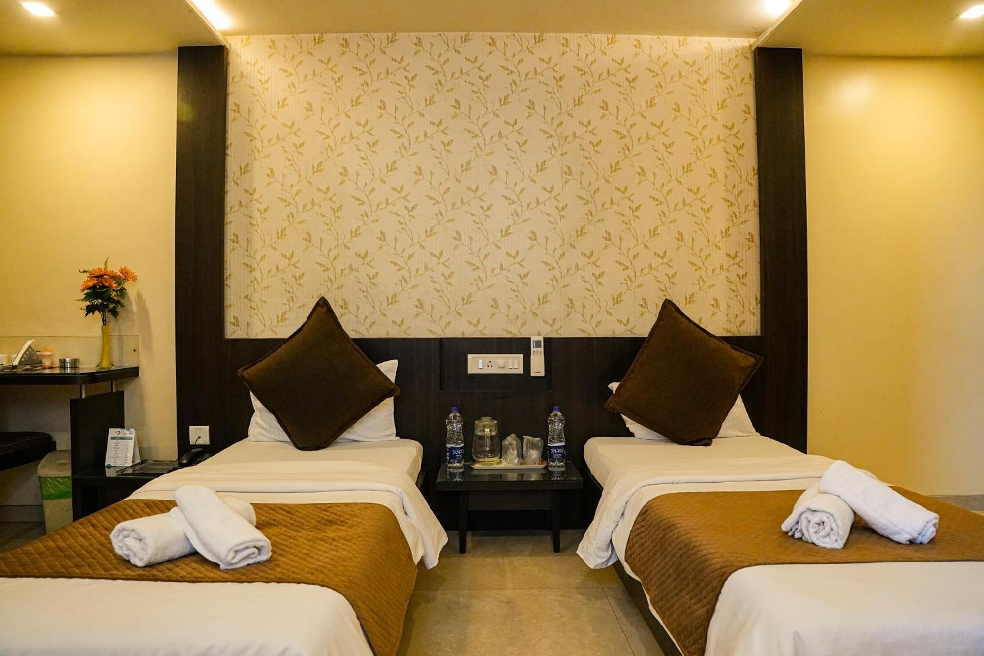 Hotel Viva Inn Yerandwane Exteriér fotografie